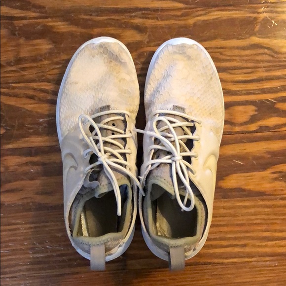 tan nike tennis shoes